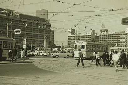 路面電車と人々が行き交う昔の街並み