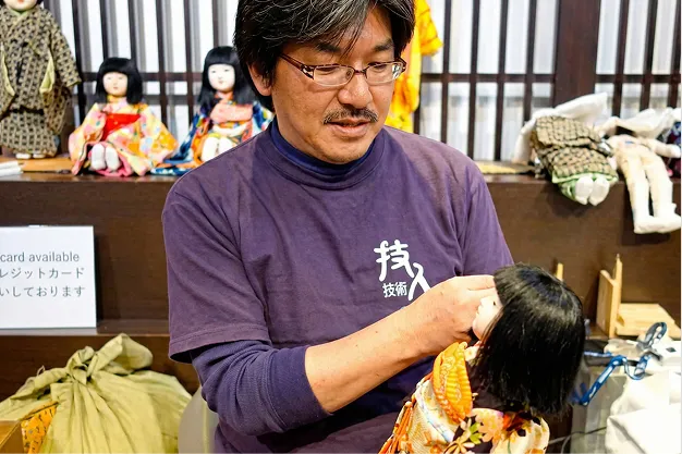 職人が手作業でものづくりをしている様子