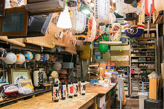 下町の工房で道具や雑貨が並ぶ店内の様子