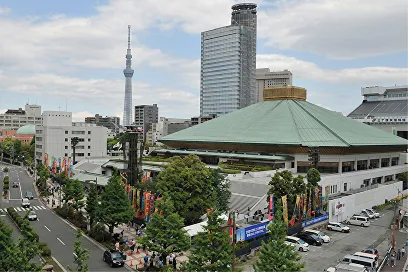 両国周辺の街並みと国技館、スカイツリーの景色