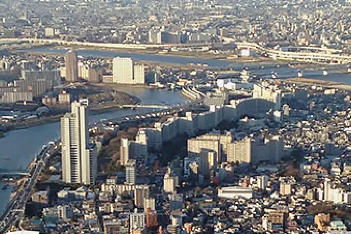 鐘淵紡績の跡地に建設された現在の白髭東防災団地。隅田川沿いに巨大な高層住宅群が続いている。