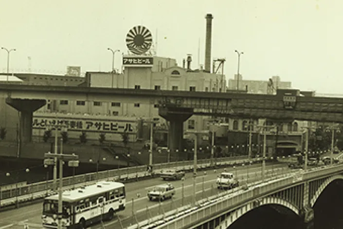 昭和の吾妻橋付近にあったアサヒビールの旧工場。屋上にはシンボルマークの大きな太陽の看板が設置されている。