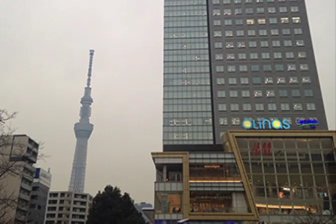 精工舎の工場跡地に建てられた近代的な商業施設「オリナス」。背景に東京スカイツリーが見える錦糸町の風景。