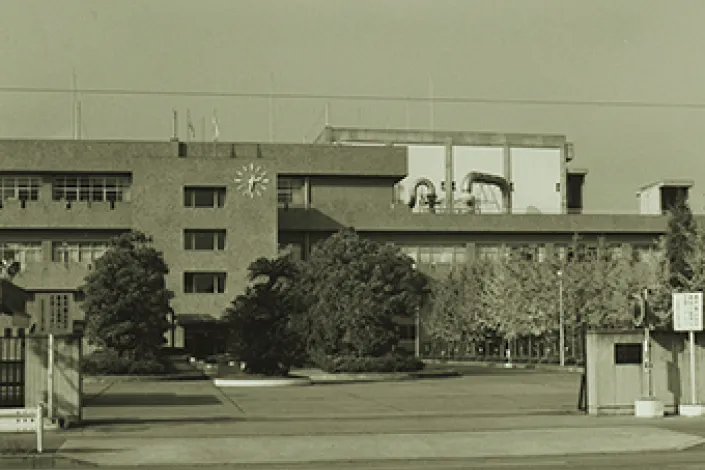 かつてこの場所にあった大きな時計が特徴的な精工舎の工場の古写真。