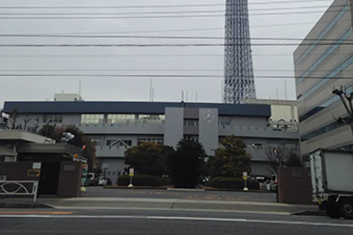 精工舎の跡地に建つ現在のセイコーのビル。屋上にはデジタル表示の時計が設置されており、背後に東京スカイツリーが見える。