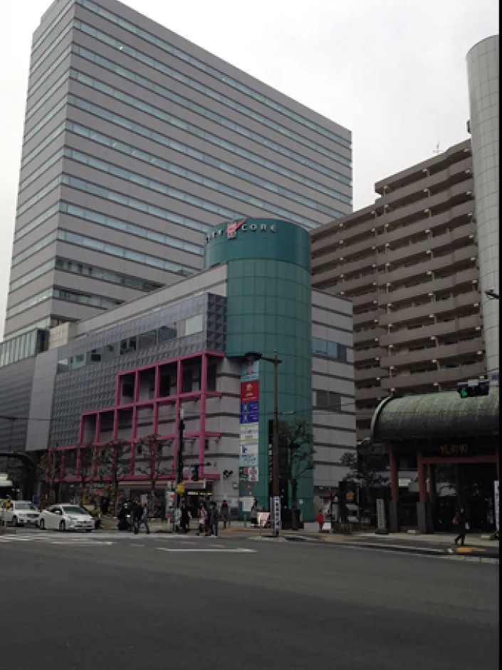 旧国技館の跡地に建てられた現在の複合施設「両国シティコア」。広場を囲むように近代的なビルが並んでいる。