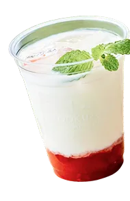 ミントが添えられたストロベリーラテ
