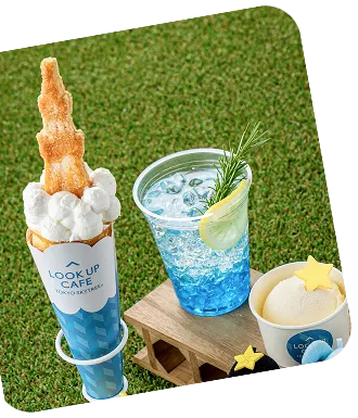 クレープとソーダ、バニラアイスクリームを並べたセット