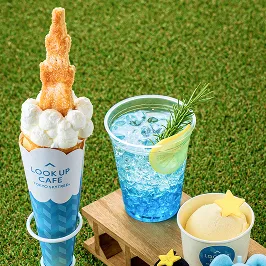 クレープやドリンク、バニラアイスクリームを芝生の上に並べたセット