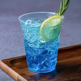 レモンとハーブを添えた青いソーダドリンク