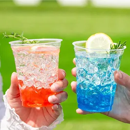 2種類の異なる味のドリンクを持って記念撮影している様子