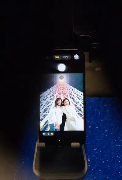 スマートフォンで東京スカイツリーを撮影した記念写真