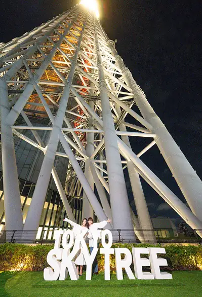 ライトアップされた東京スカイツリーとモニュメントの夜景