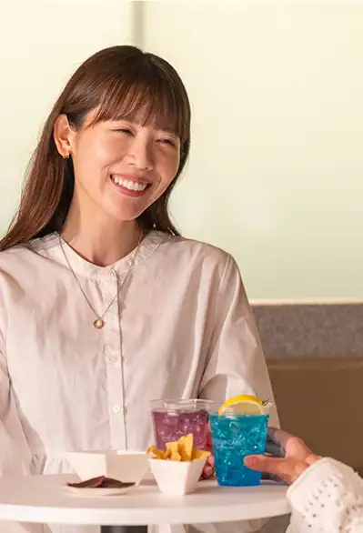 カフェでスイーツとドリンクを楽しむ女性