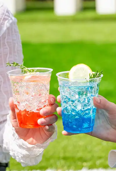 色鮮やかなドリンクを手に乾杯する様子