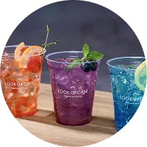 赤と紫と青のフルーツを使ったカラフルなアルコールドリンク2種
