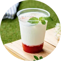 ミルクといちごの二層が楽しめるストロベリーラテ（アイス）