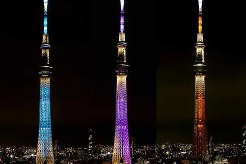 左から水色のライティング、紫色のライティング、赤色のライティングがされた東京スカイツリー