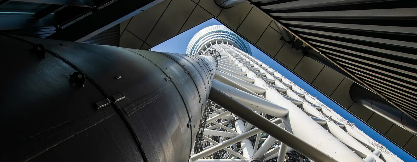 足元から見上げた東京スカイツリーの構造と展望台