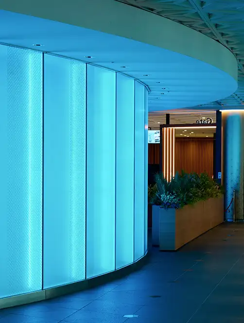 青い照明に包まれた館内の通路空間