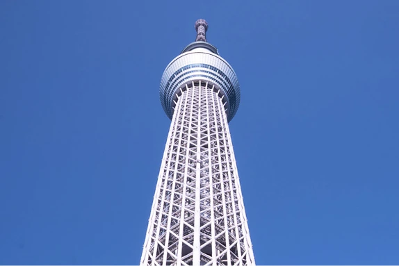 青空を背景に、地上から見上げた東京スカイツリーの全景