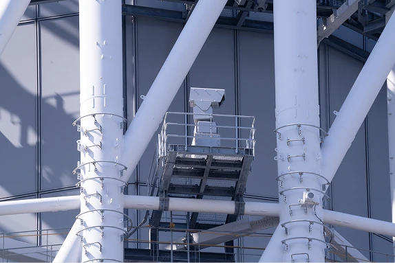 東京スカイツリーの鉄骨部分に設置された防災用カメラ