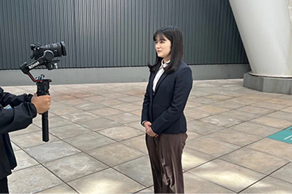 屋外でカメラとジンバルを使用して撮影を行っている様子