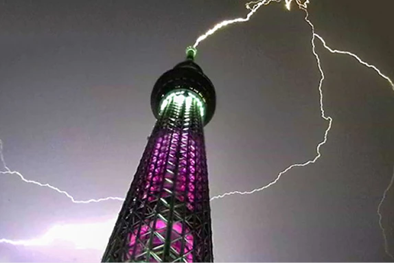 夜間、東京スカイツリーの頂部付近に落雷している様子