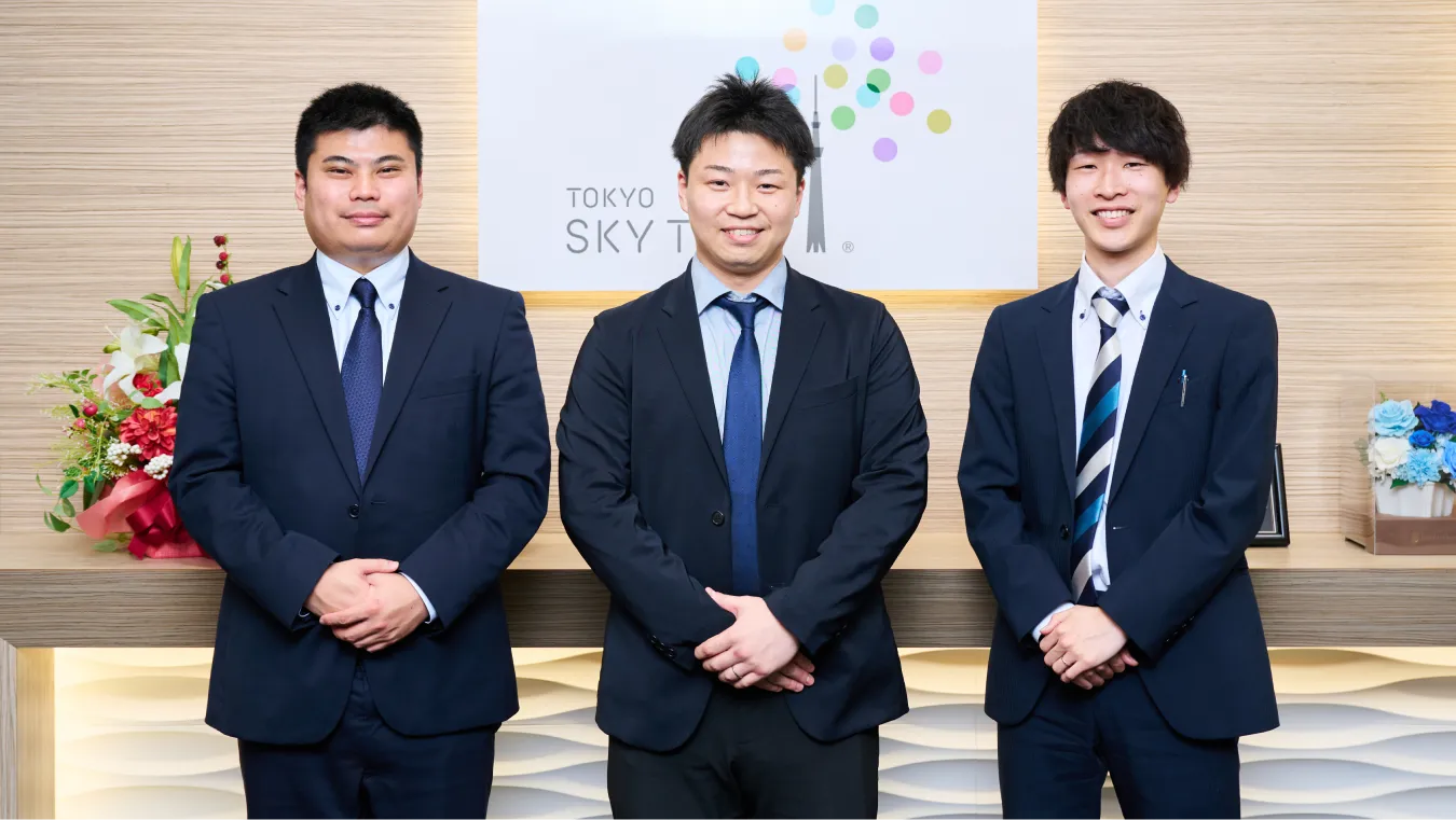 電波塔事業本部所属の理系社員3名（Y.Sさん、K.Hさん、K.Kさん）の集合写真