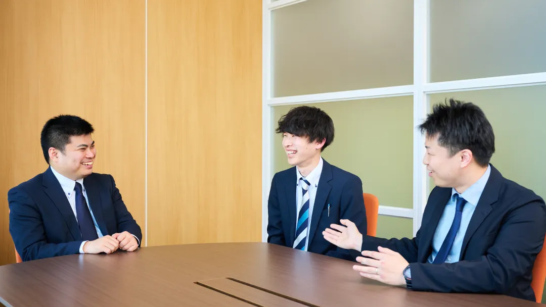 電波塔事業本部所属の3名の集合写真