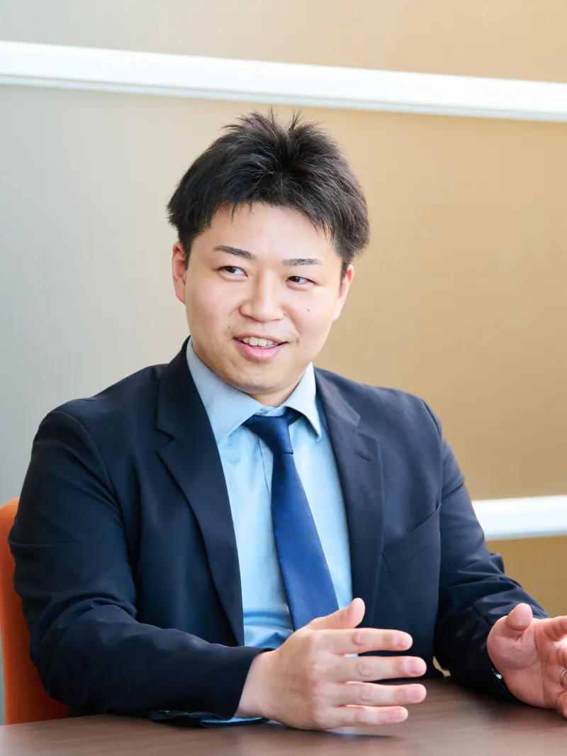 穏やかな表情で職務について語るK.Hさんのポートレート