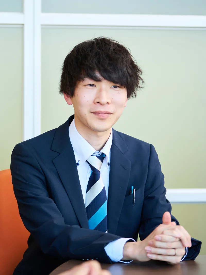 明るい表情で話すK.Kさんのポートレート