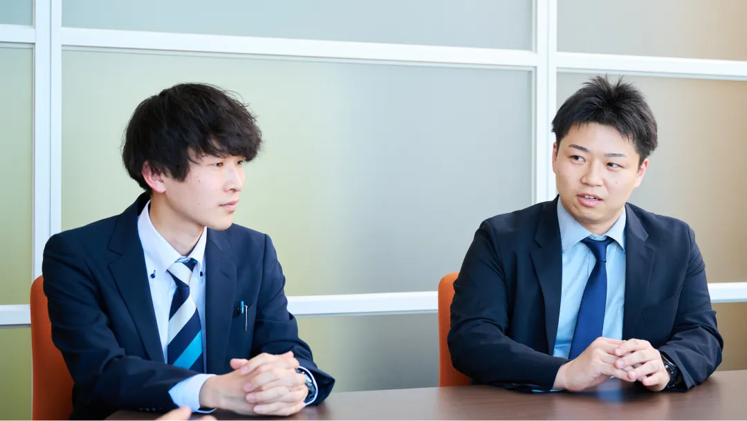 専門性や知識の幅広さについて語り合う3名の集合写真