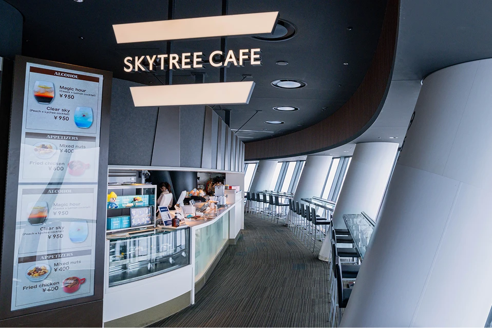 大きな窓に沿ってカウンター席が並ぶ、開放感あふれるスカイツリーカフェの店内