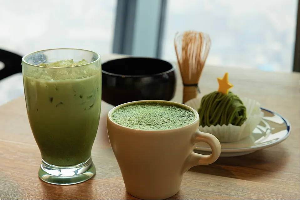 絶景を背景に楽しむ、スカイツリーのラテアートが描かれたカフェラテやパフェなどのオリジナルメニュー