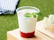 ミルクといちごの二層が楽しめるストロベリーラテ（アイス）