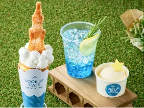 クレープやドリンク、バニラアイスクリームを芝生の上に並べたセット