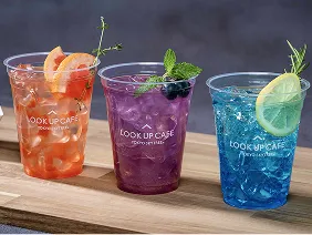 赤・紫・青のフルーツを使ったカラフルなアルコールドリンク3種
