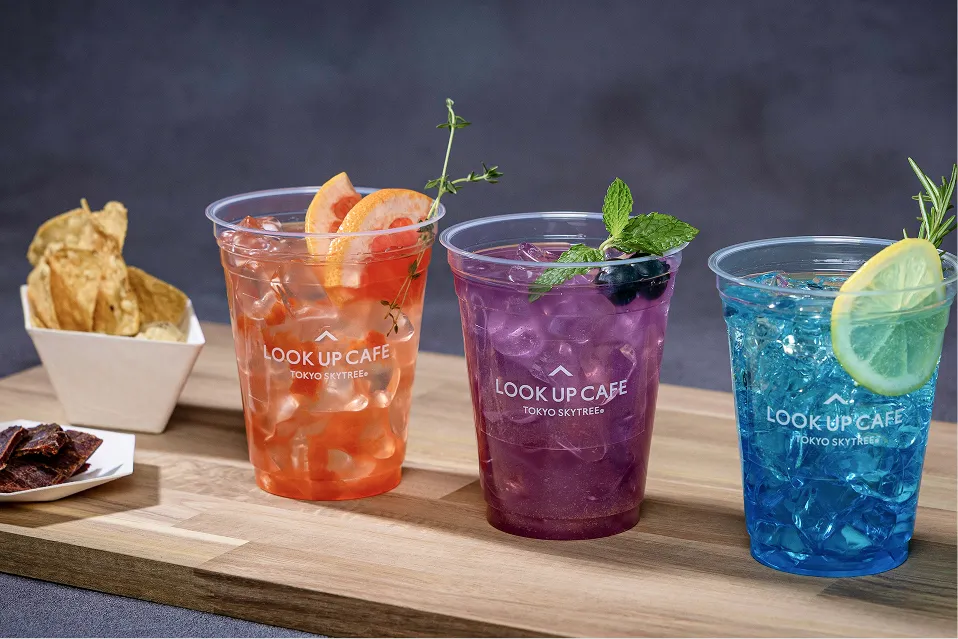 赤・紫・青のフルーツを使ったカラフルなアルコールドリンク3種