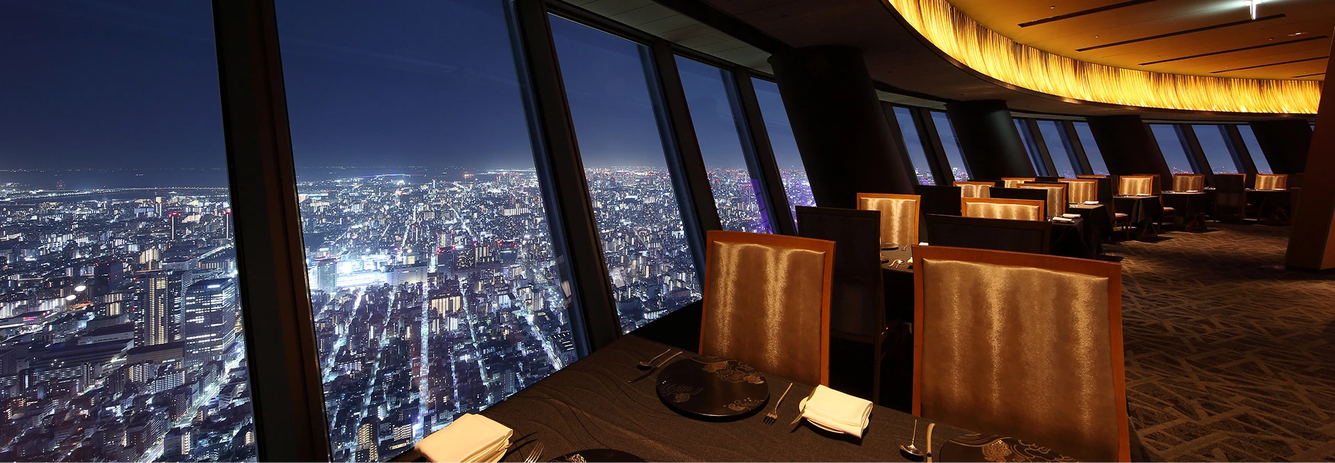 シックな黒い大皿に美しく盛り付けられた、メインディッシュ。絶妙な火入れで断面が鮮やかなピンク色をした厚切りのステーキを中心に、彩り豊かな季節の野菜が添えられています。