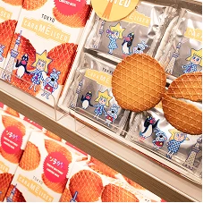 東京スカイツリーをモチーフにしたパッケージ入りのお菓子詰め合わせセット