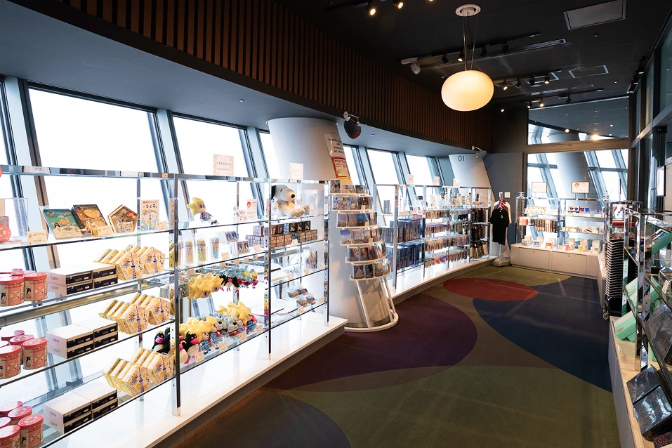ガラス張りの通路沿いに並ぶSKYTREE SHOP フロア345の売り場