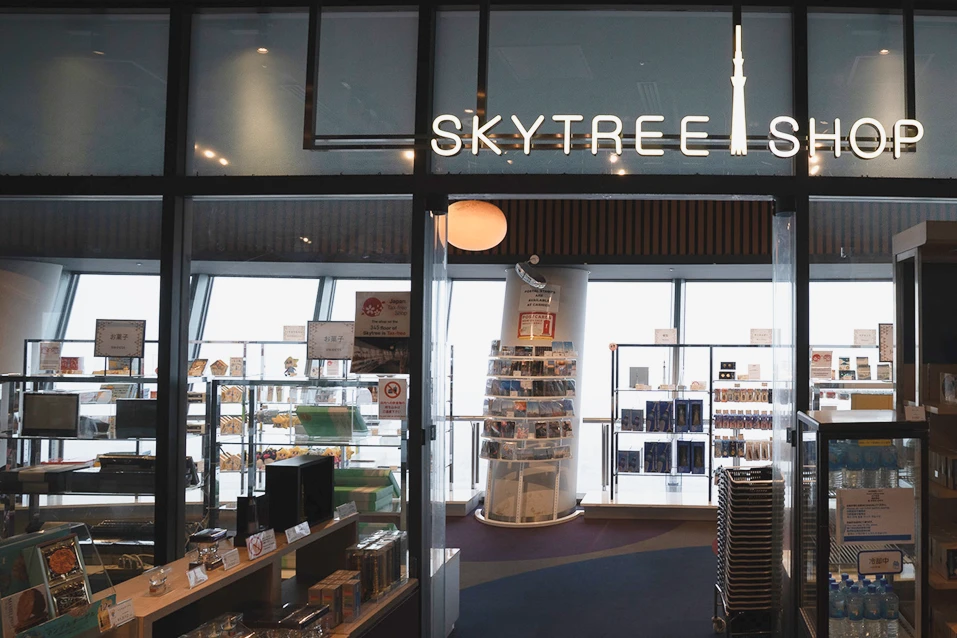 夜の商業施設内にあるガラス張り店舗外観とショーウィンドウ展示