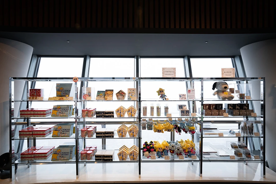 夜の商業施設内にあるガラス張り店舗外観とショーウィンドウ展示