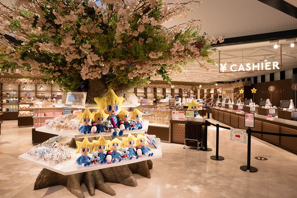 SKYTREE SHOP店内全景と中央の装飾ツリー、土産物売り場の様子