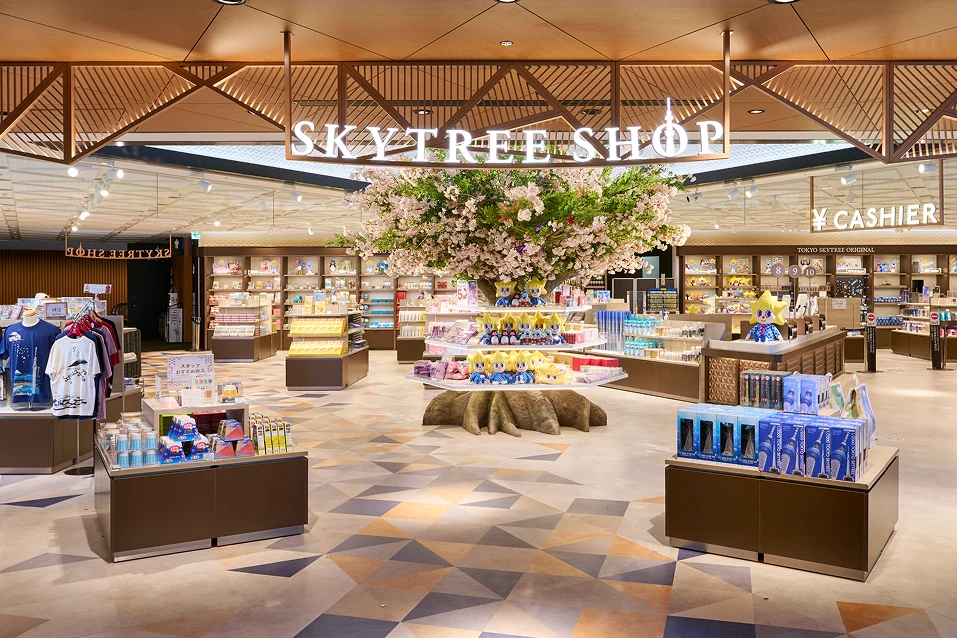 店内で商品を選ぶ女性2人とキャラクターグッズ売り場