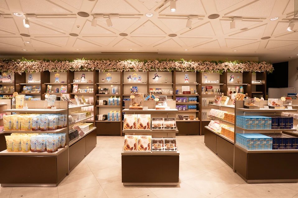 黄色い花の大きなフラワーツリーが飾られた開放的な店内空間