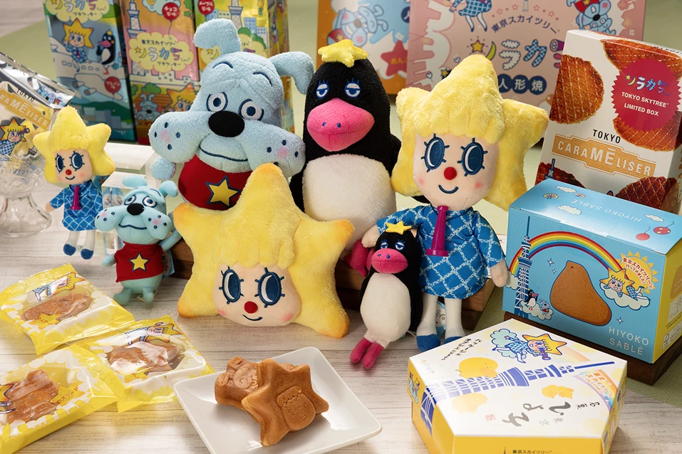 黄色い花の大きなフラワーツリーが飾られた開放的な店内空間