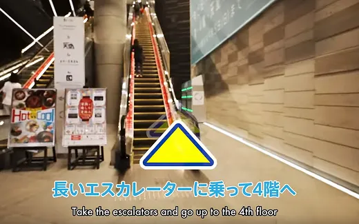 まっすぐと長いエスカレーター。