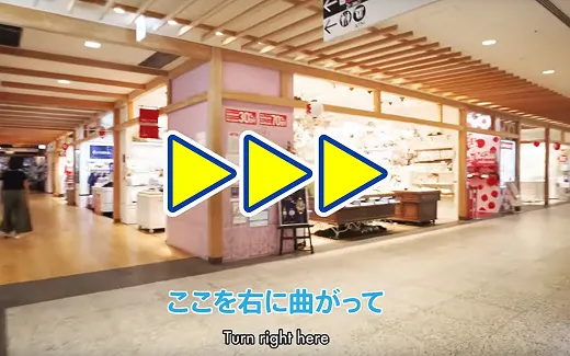 複数の様々な店舗が並んでいる4Fフロアの通路。